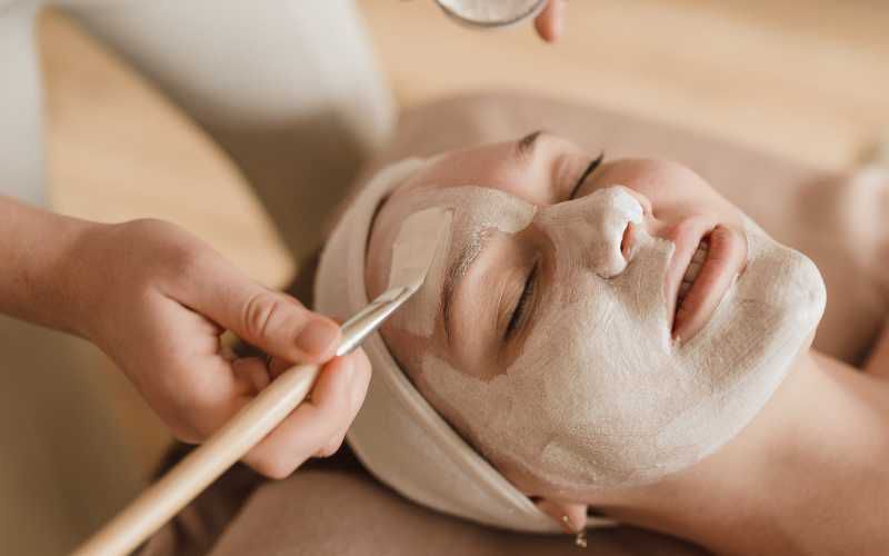 Manfaat Facial Treatment - Melembapkan dan Mengencangkan Kulit