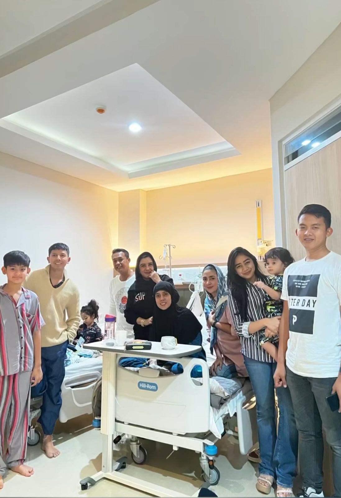 Keluarga Fairuz A Rafiq Rayakan Idul Fitri di Rumah Sakit