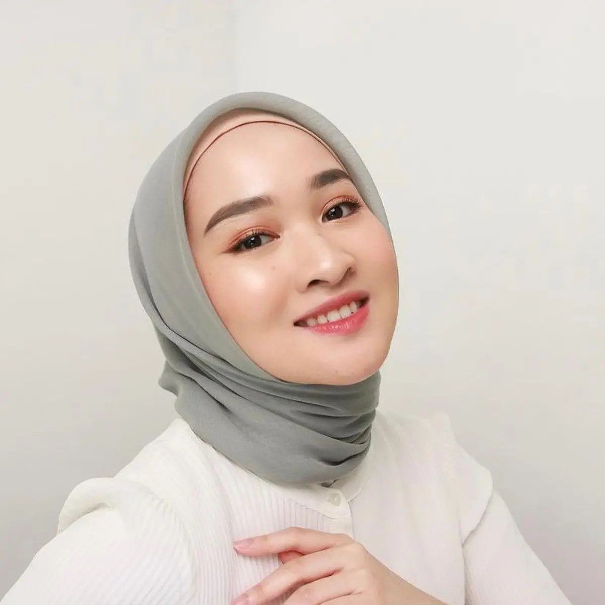 Makeup Wisuda Hijab Modern - Dewy Look