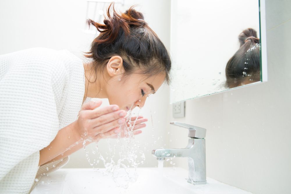 Tips Menghilangkan Jerawat Dalam Satu Malam - Bersihkan Wajah dengan Lembut dan Bersih