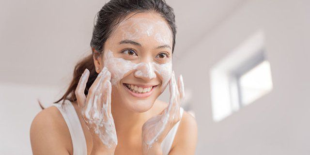 Urutan Pakai Skincare Pagi - Bersihkan Wajah