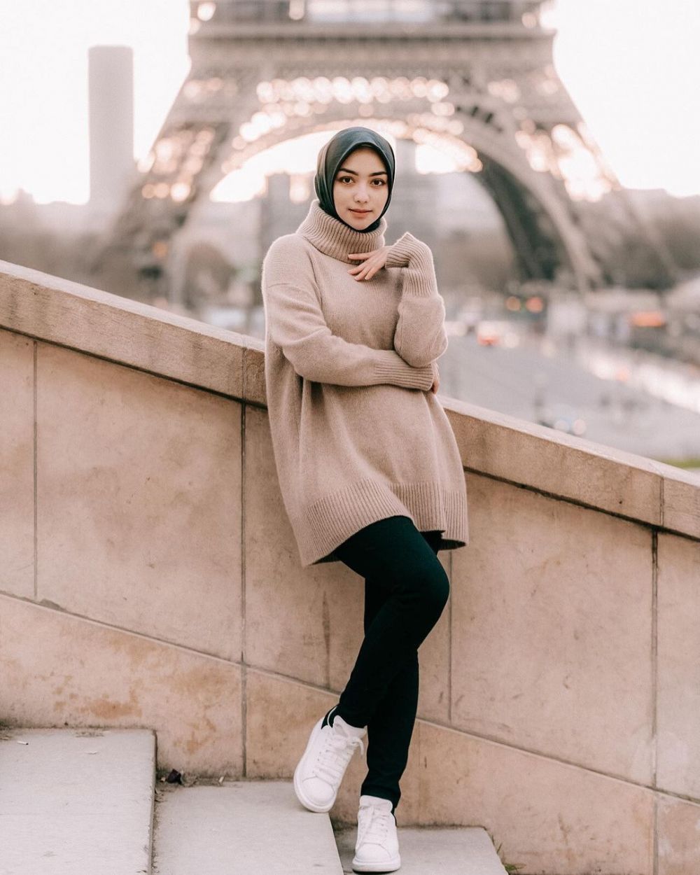 Inspirasi Mix N Match Turtleneck - Turtleneck dengan Legging dan Sneakers