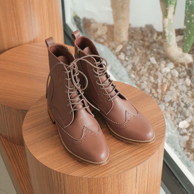 Rekomendasi Sepatu Boots Wanita Brand Lokal - Levine Boots dari Shoeka Shoes