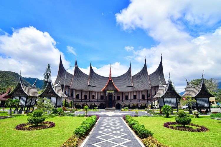 Rumah Gadang berasal dari Provinsi Sumatera Barat