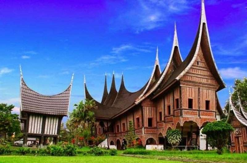 Rumah Gadang berasal dari Provinsi Sumatera Barat