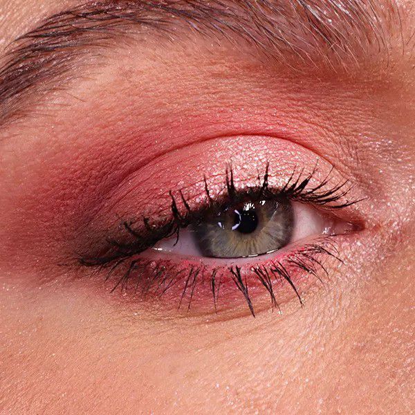 Strawberry Makeup Look - Eyeshadow