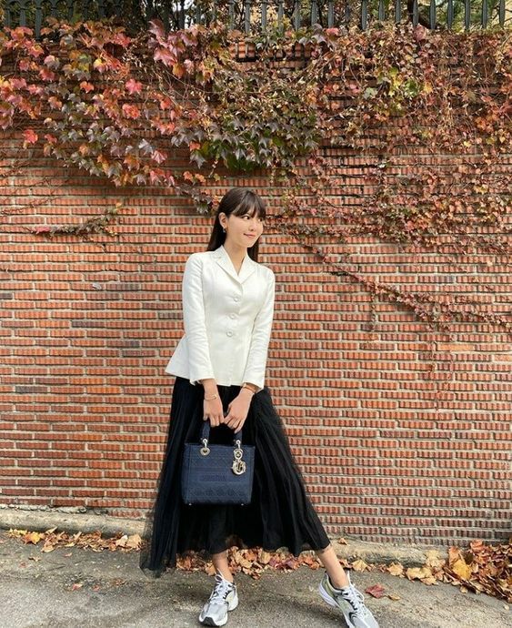 Inspirasi Outfit Ngantor Ala Korean Style - Blazer dengan Midi Skirt