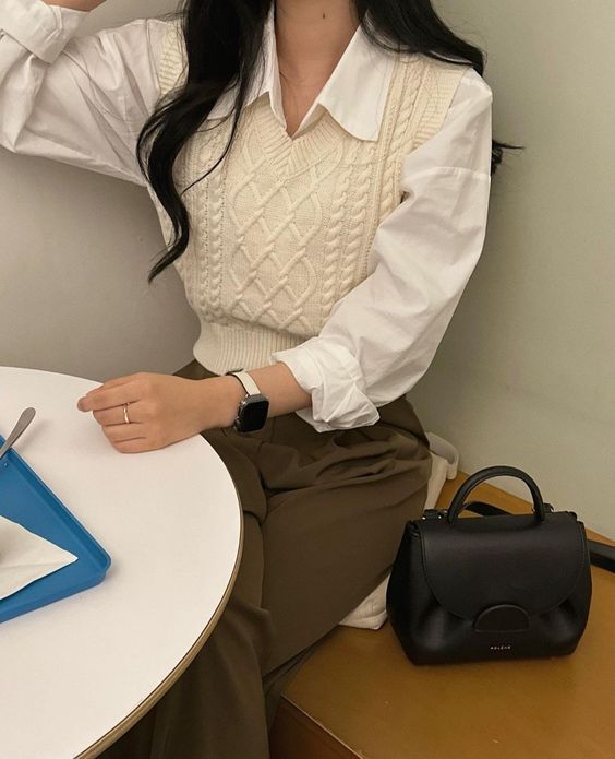 Inspirasi Outfit Ngantor Ala Korean Style - Kemeja dengan Knit Vest