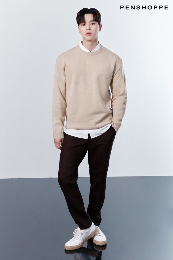 Inspirasi Outfit Ngantor Ala Korean Style - Kemeja sweater