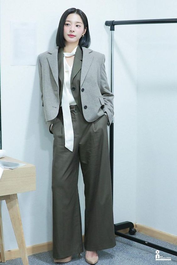 Inspirasi Outfit Ngantor Ala Korean Style - Layering Kemeja, Vest, dan Blazer