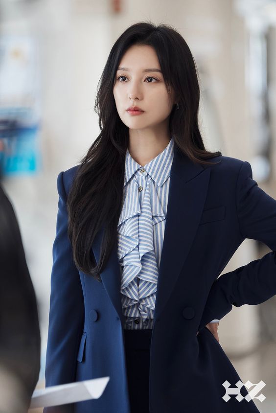 Inspirasi Outfit Ngantor Ala Korean Style - Stripe Shirt dan Blazer