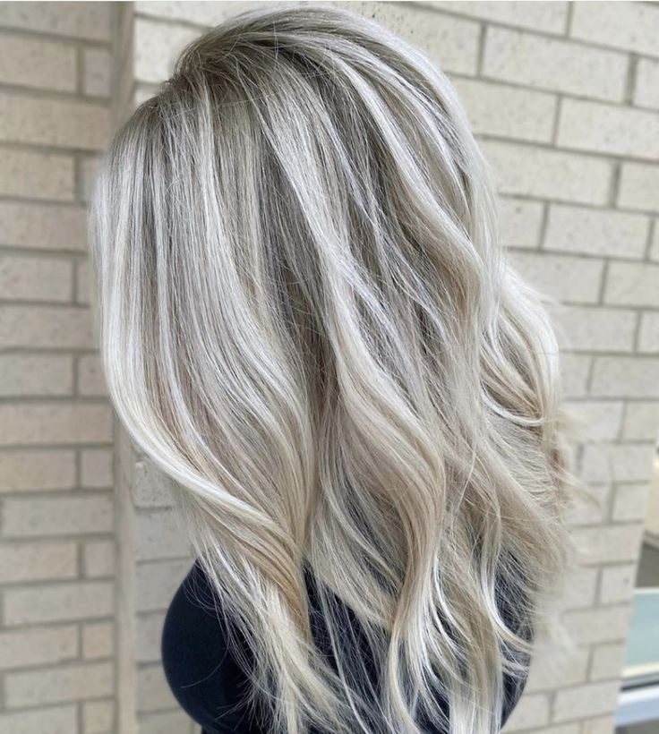 Tren Warna Rambut Wanita 2024 - Icy Blonde