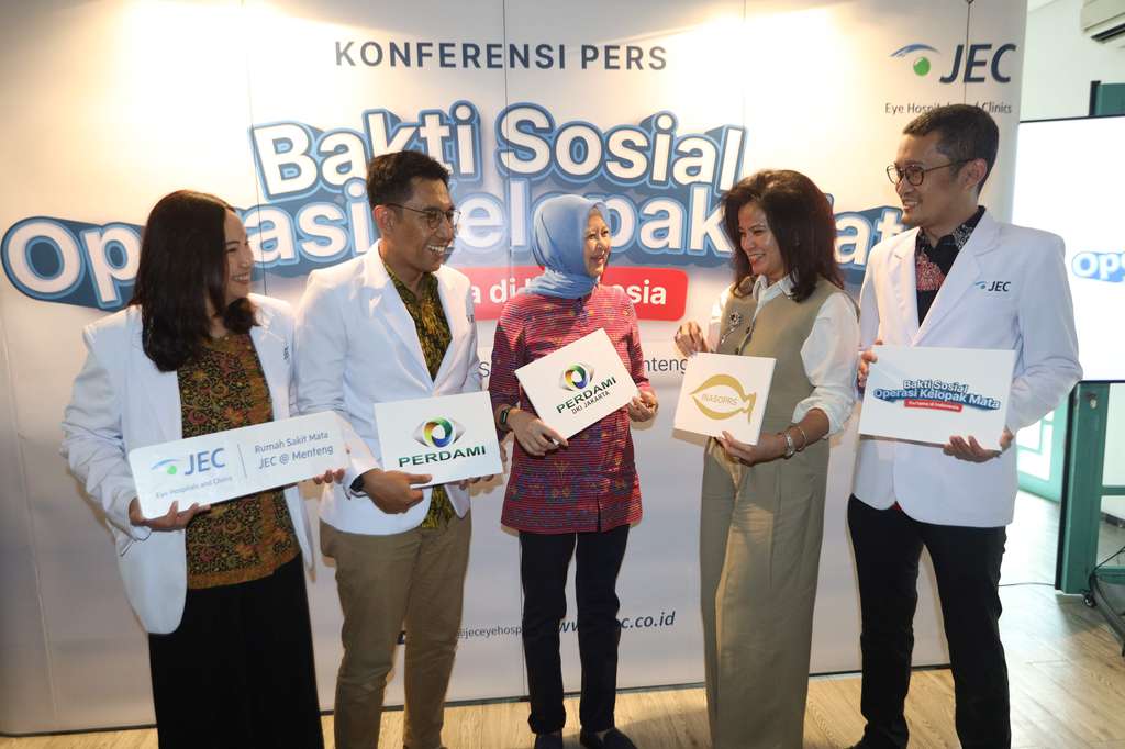 Bakti Sosial Operasi Kelopak Mata dari JEC