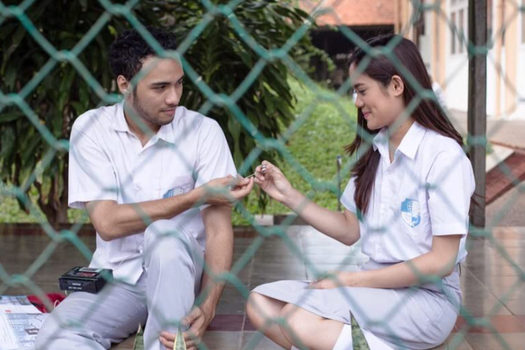 Film tentang Cinta Pertama - Galih dan Ratna (2017)