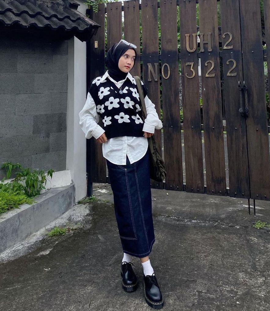 Outfit Kantor Wanita Hijab Dengan Rok - Rok Denim dengan Kemeja dan Vest