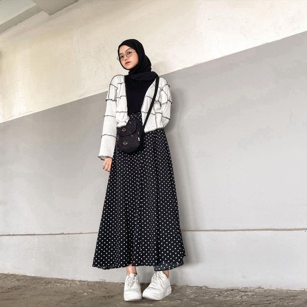 Outfit Kantor Wanita Hijab Dengan Rok - Rok Midi dengan Cardigan