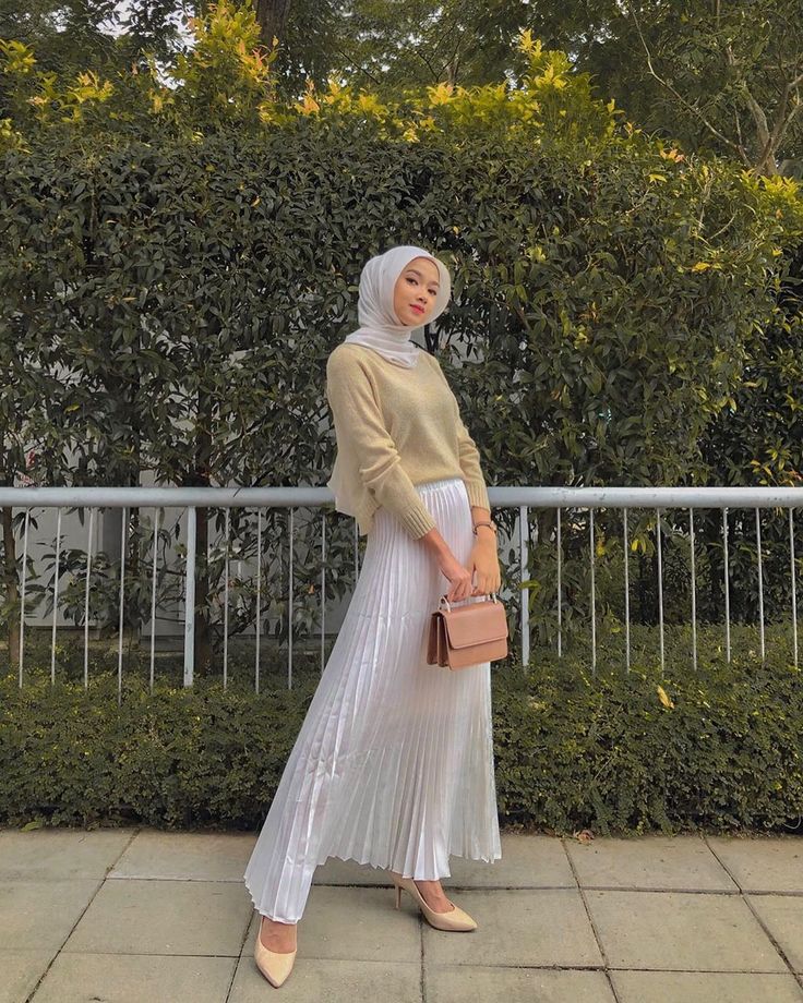 Outfit Kantor Wanita Hijab Dengan Rok - Rok Pleated dengan Sweater