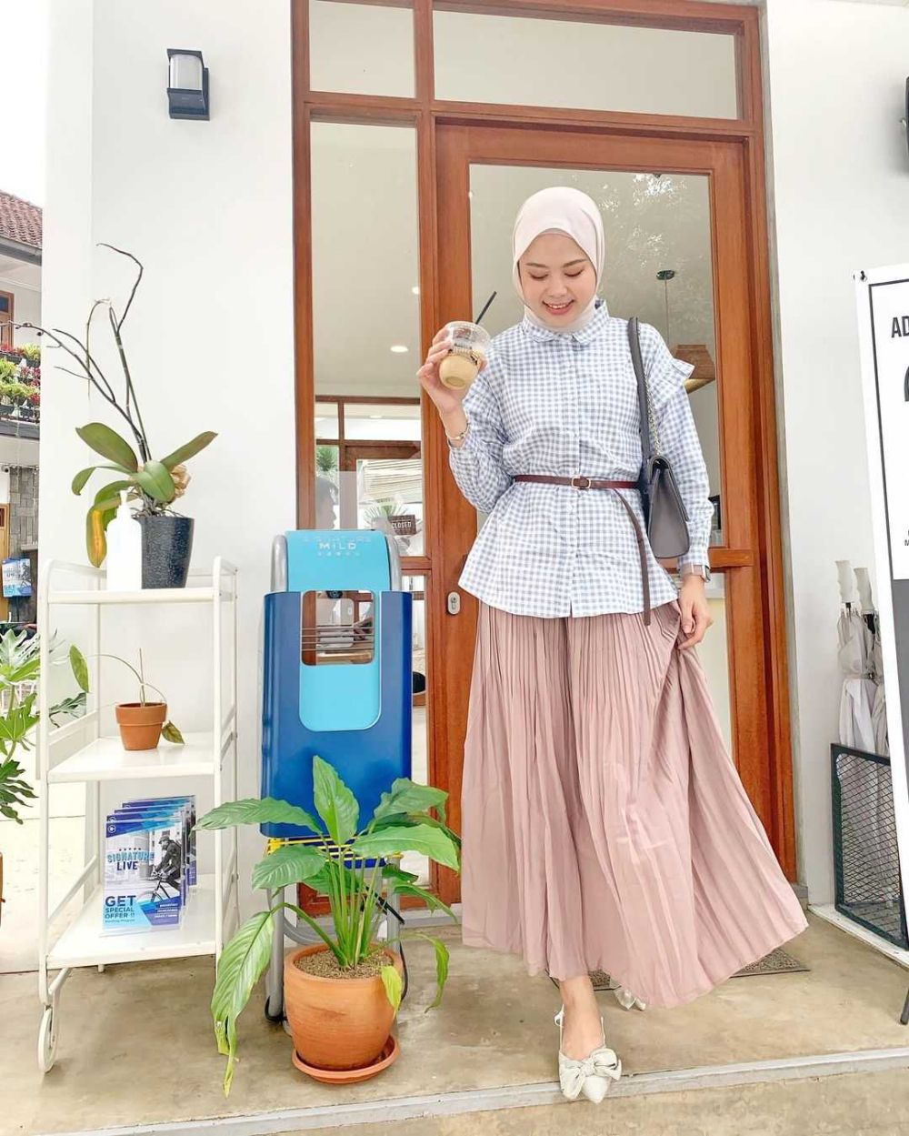 Outfit Kantor Wanita Hijab Dengan Rok - Rok Plisket dengan Kemeja