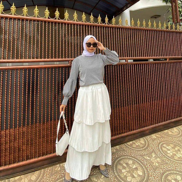 Outfit Kantor Wanita Hijab Dengan Rok - Rok Ruffle dengan Blouse Lengan Balon