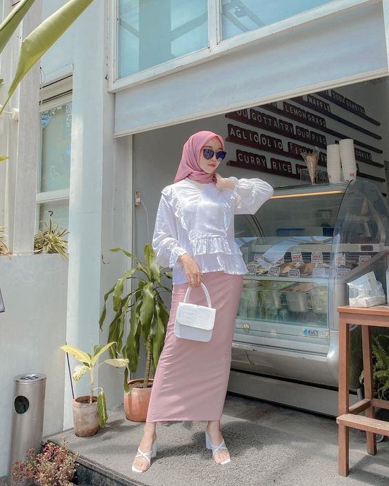 Outfit Kantor Wanita Hijab Dengan Rok - Rok Span dengan Blouse