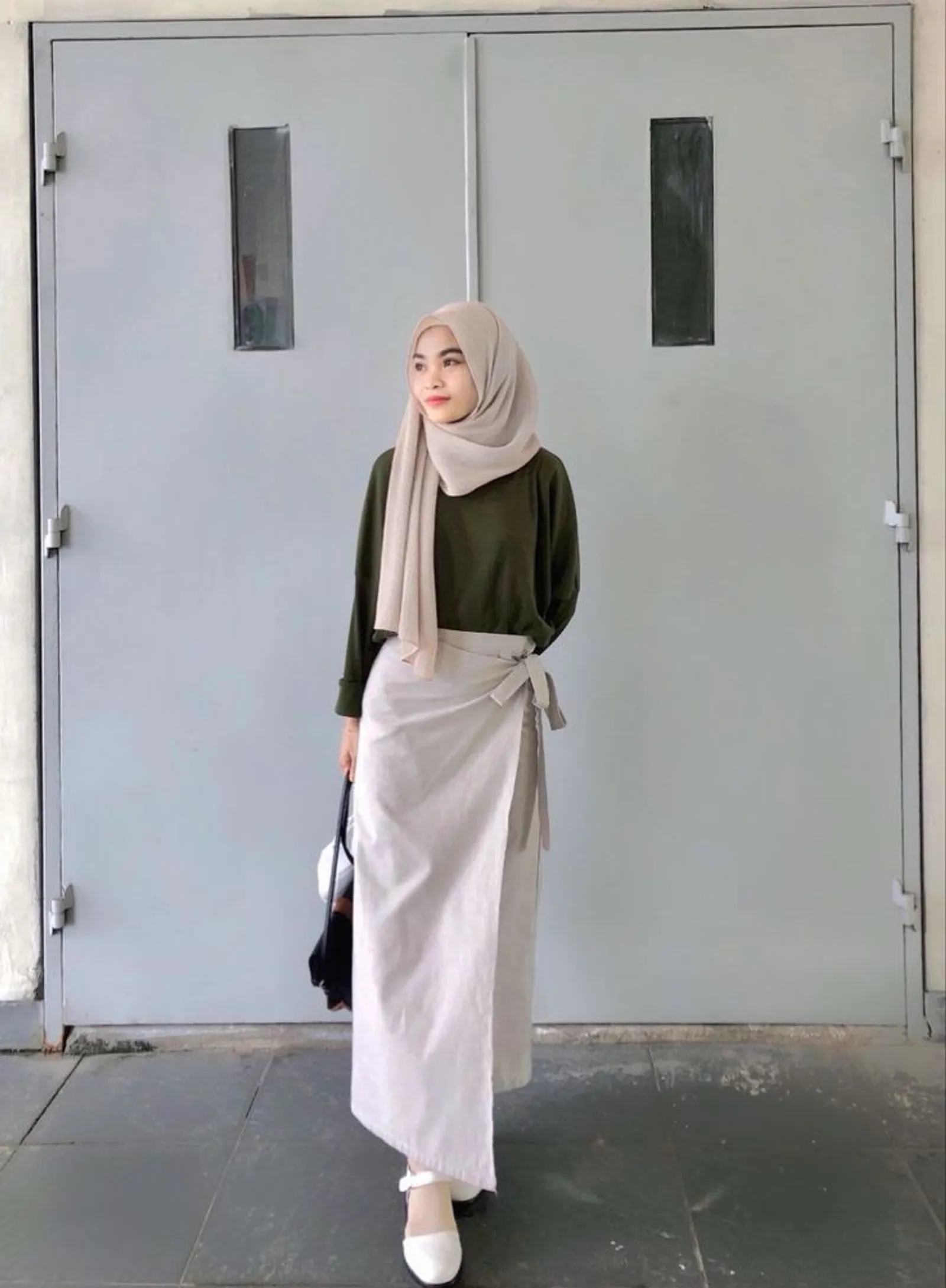 Outfit Kantor Wanita Hijab Dengan Rok - Rok Wrap dengan Turtleneck