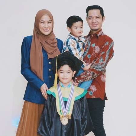 Pakaian Orang Tua Untuk Menghadiri Wisuda Anak TK - Baju Kurung dan Rok Plisket