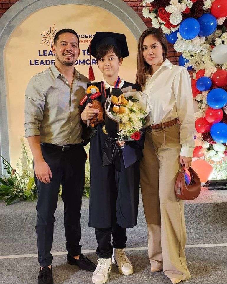 Pakaian Orang Tua Untuk Menghadiri Wisuda Anak TK - Kemeja dan Celana Panjang