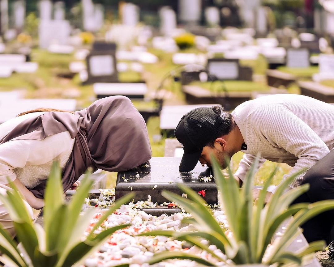 Thariq ke Makam Mendiang Adjie Massaid