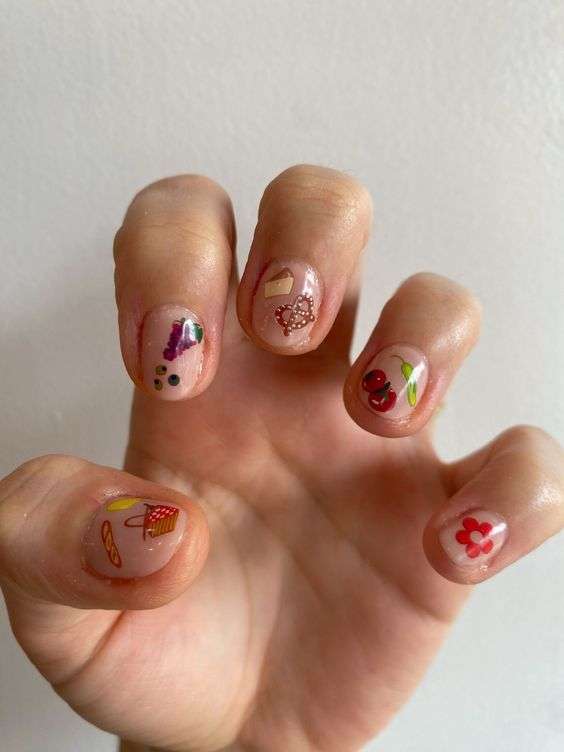 Inspirasi Nail Art Aesthetic - Sticker Nails