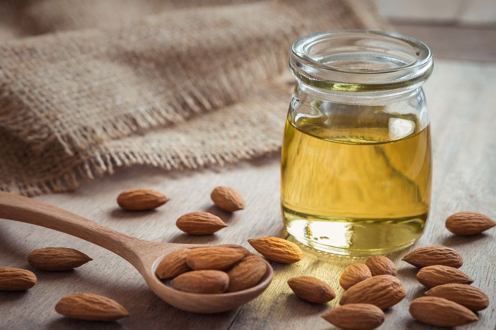 Cara Mencerahkan Bibir Secara Alami - Menggunakan Minyak Almond