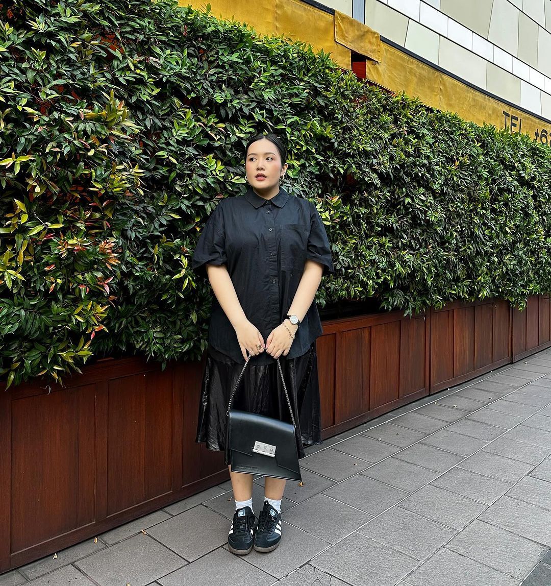 Inspirasi Outfit Kerja Cewek Plus Size - All Black Rok Midi dan Kemeja
