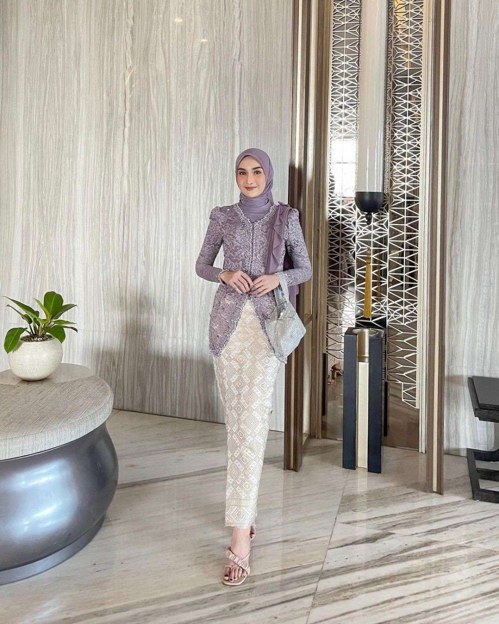 Kebaya Kondangan Hijab - Kebaya dengan Aksen Selendang