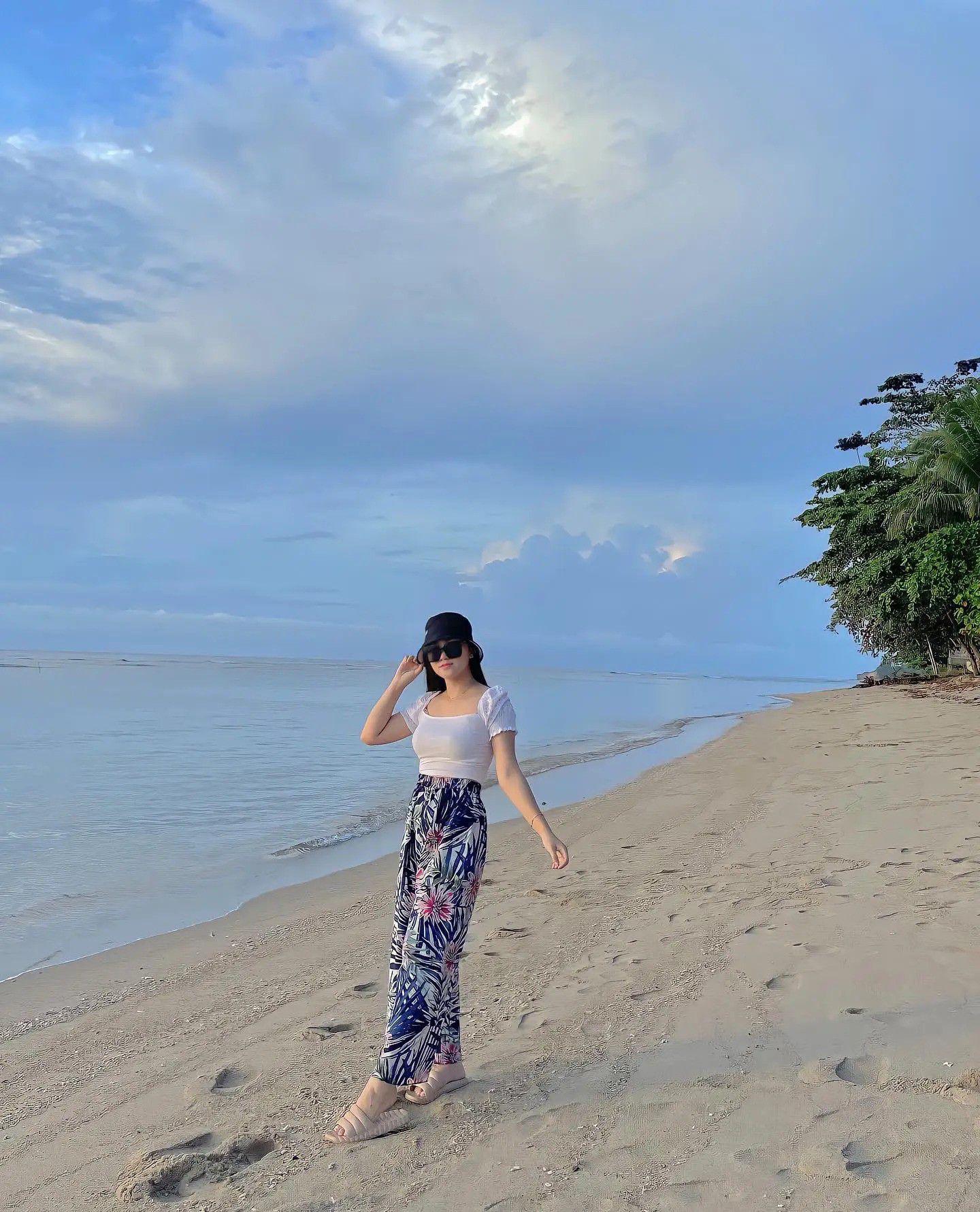 Ide Outfit Ke Pantai - Blouse dan Celana Pantai