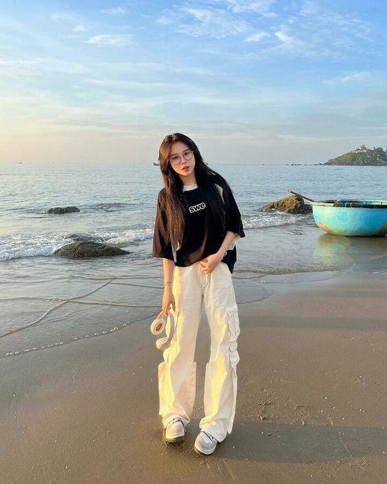 Ide Outfit Ke Pantai - Celana Cargo dan Kaos Oversized