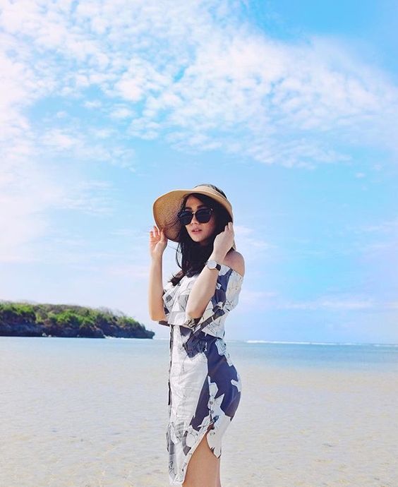 Ide Outfit Ke Pantai - Dress Off Shoulder