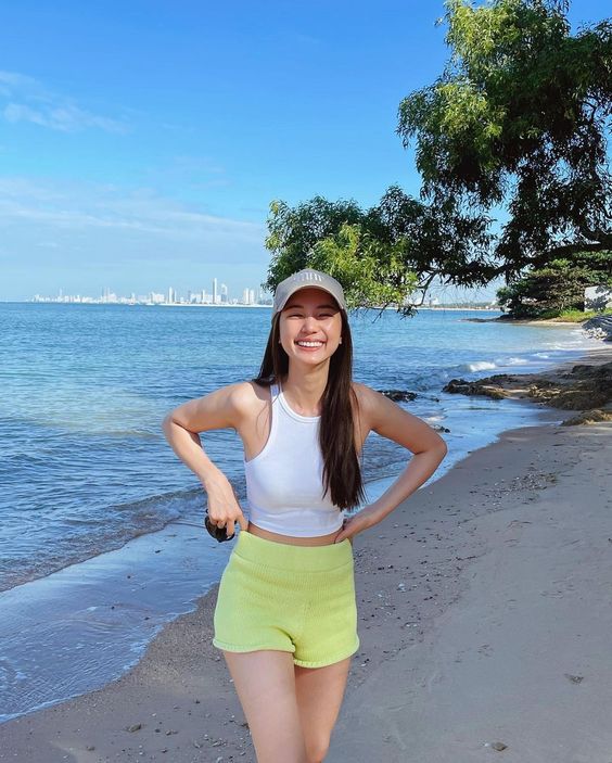 Ide Outfit Ke Pantai - Tank Top dan Celana Pendek