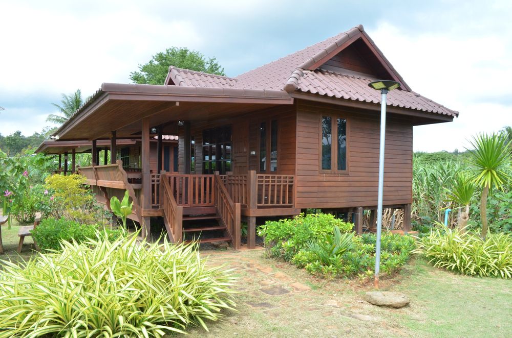 penyebab rumah kayu terasa panas