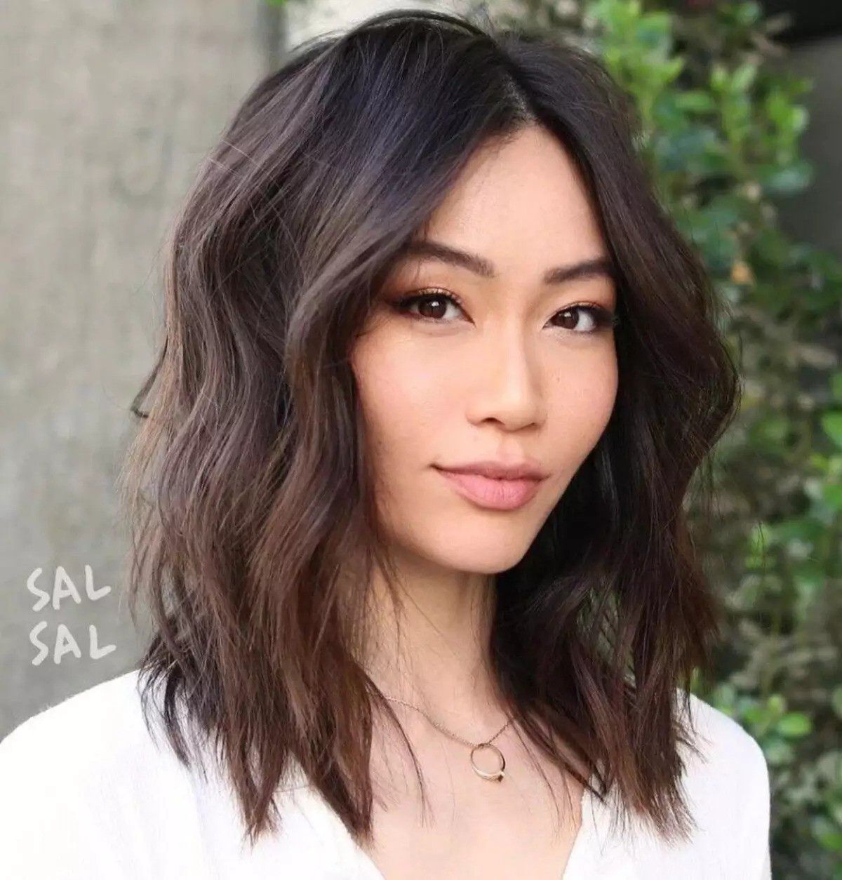 Inspirasi Hairstyle Yang Bikin Wajah Tampak Tirus - Gaya Rambut Bergelombang