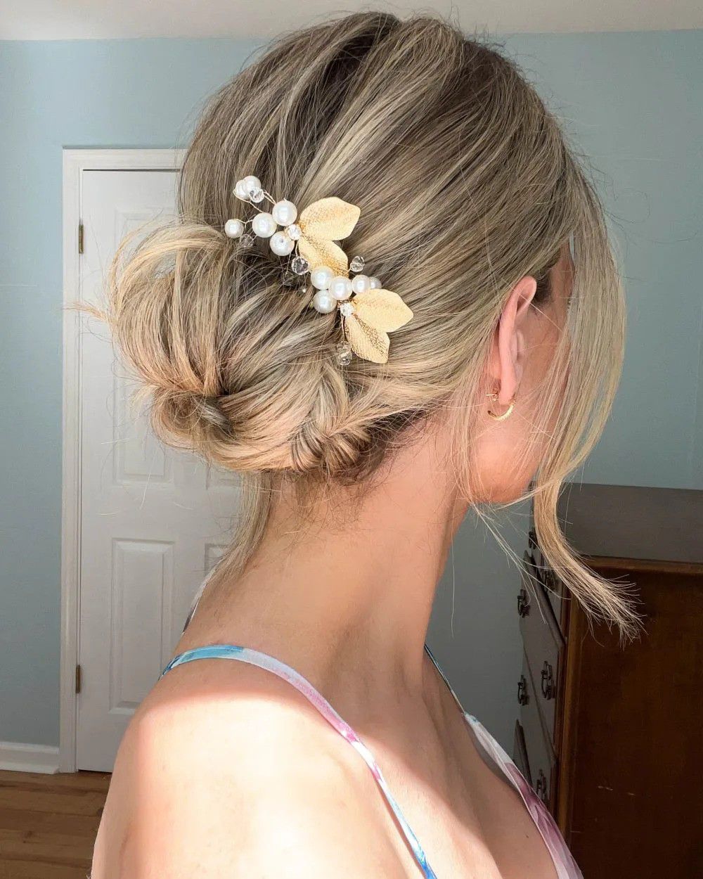 Inspirasi Hairstyle Yang Bikin Wajah Tampak Tirus - Low Bun dengan Poni Samping