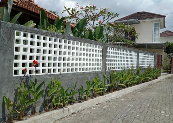 Taman Depan Pagar Rumah