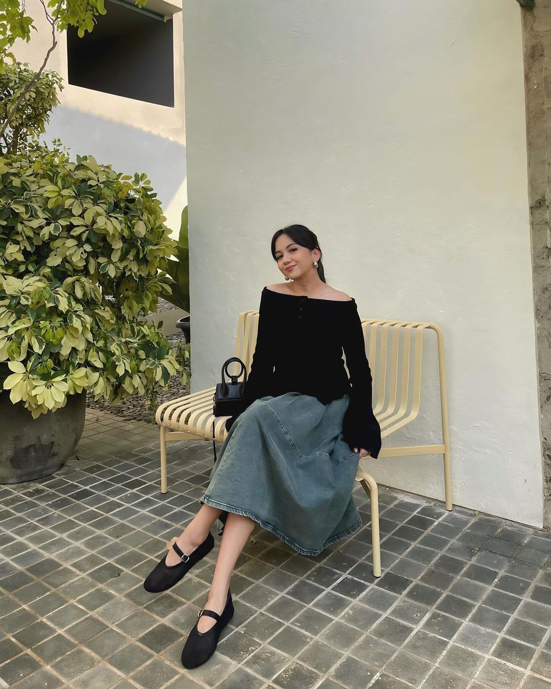 Ide Outfit Ketemu Calon Mertua - Circle Jeans Skirt dan Off Shoulder Top