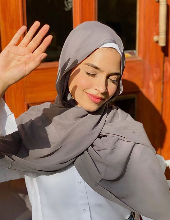 Gaya Hijab Yang Bikin Wajah Terlihat Tirus - Hijab Chiffon