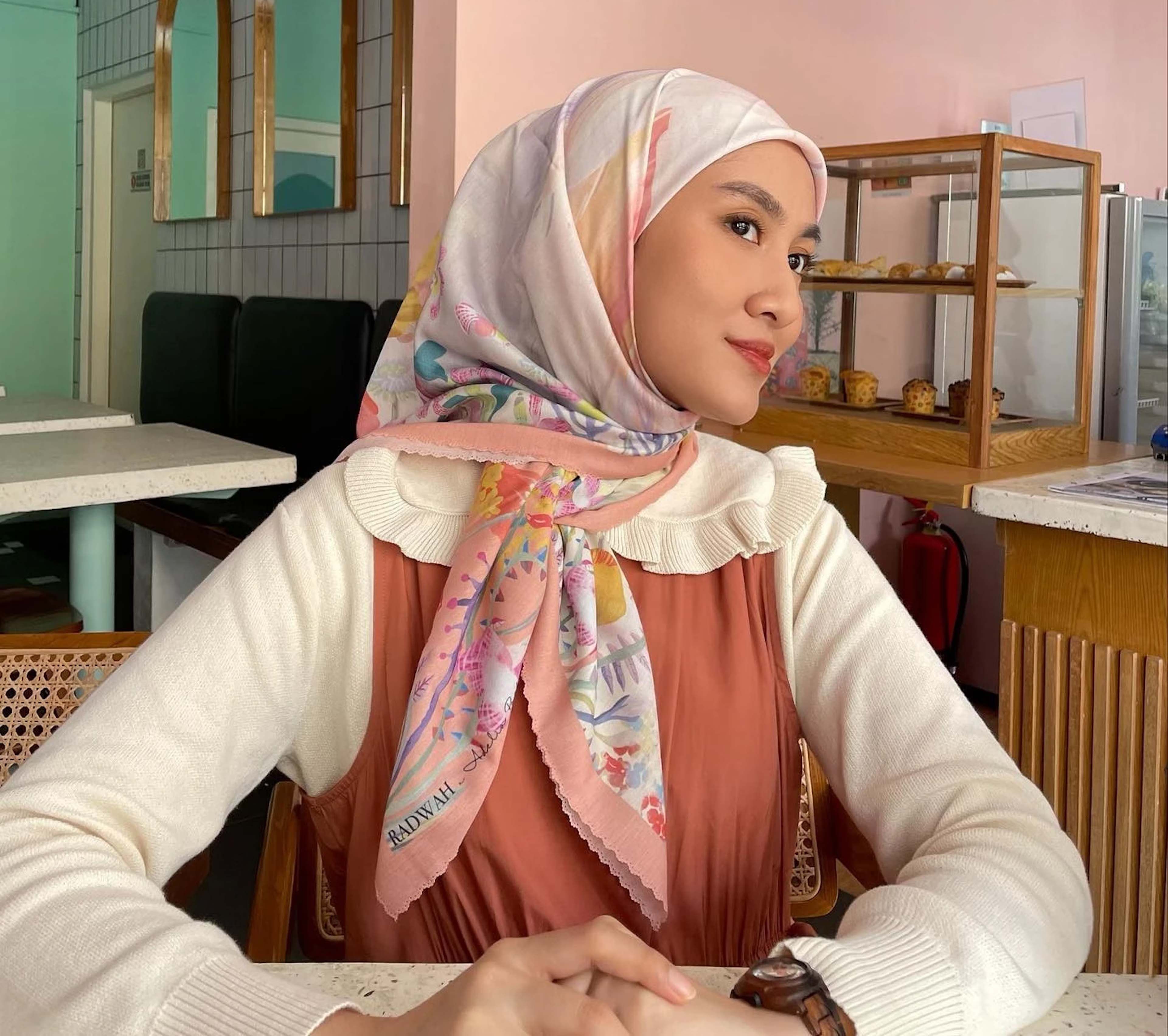 Gaya Hijab Yang Bikin Wajah Terlihat Tirus - Hijab dengan Aksen Simpul di Depan