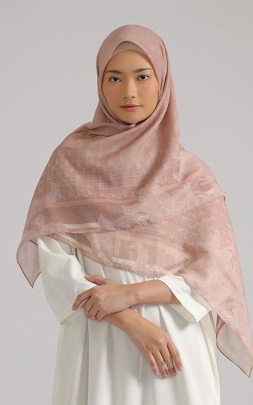 Gaya Hijab Yang Bikin Wajah Terlihat Tirus - Hijab Segi Empat dengan Layering