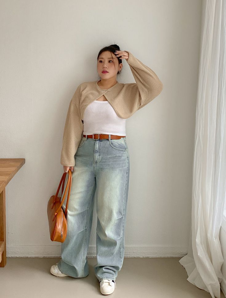 Inspirasi Outfit Kencan Untuk Cewek Curvy - Straight Jeans dan Tanktop Cardigan