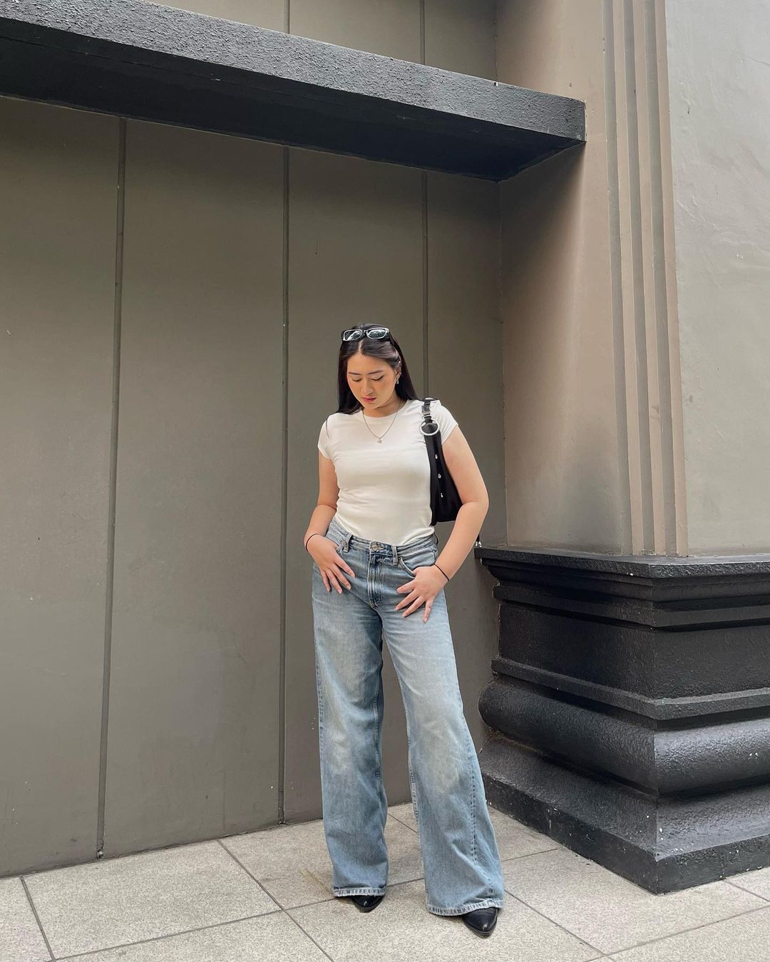 Inspirasi Outfit Kencan Untuk Cewek Curvy - Wide Leg Jeans dan White T-Shirt