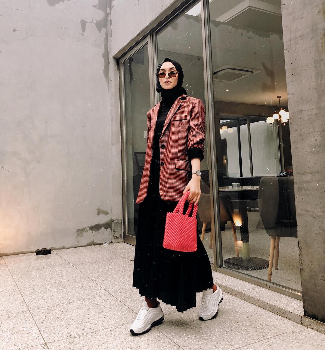 Outfit Hijab Untuk First Date - Blazer dan Rok Pleats