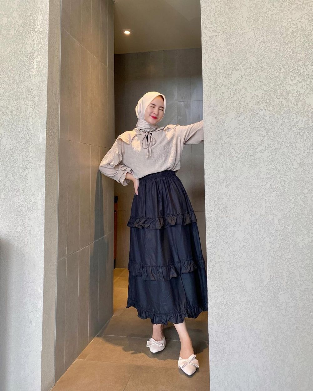 Outfit Hijab Untuk First Date - Blouse dan Rok Midi