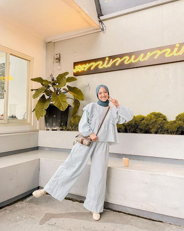 Outfit Hijab Untuk First Date - Blouse Ruffle dan Celana Wide-Leg