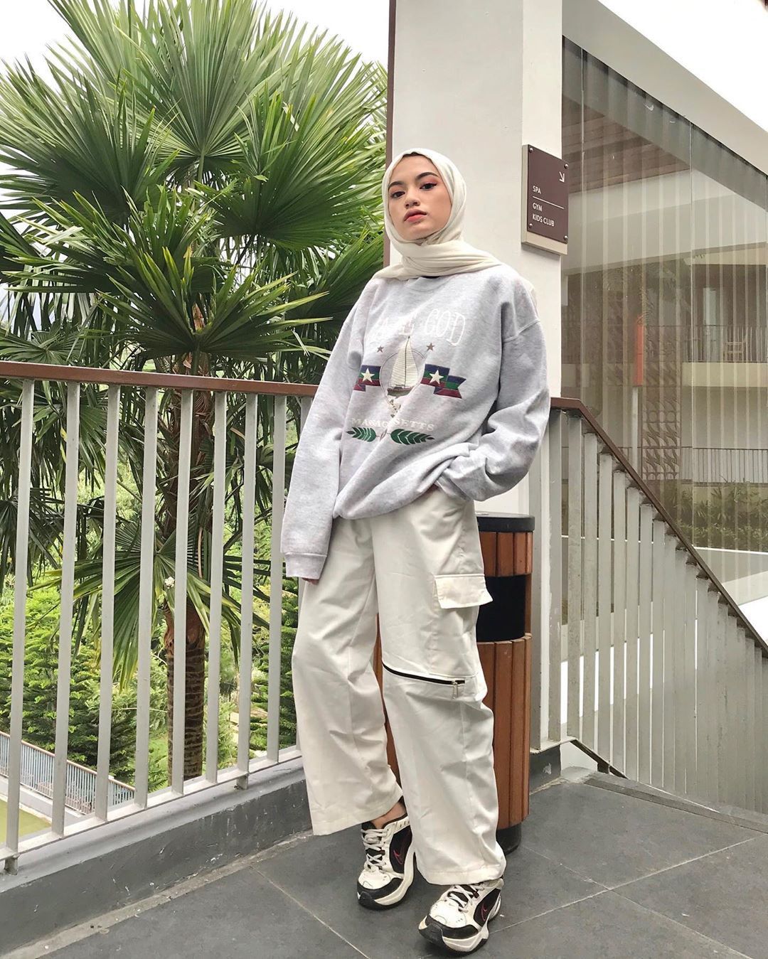 Outfit Hijab Untuk First Date - Crewneck dan Celana Cargo